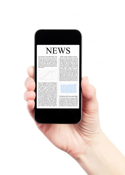 Newsletter für News Steuern und Recht, Hand hält Mobiltelefon