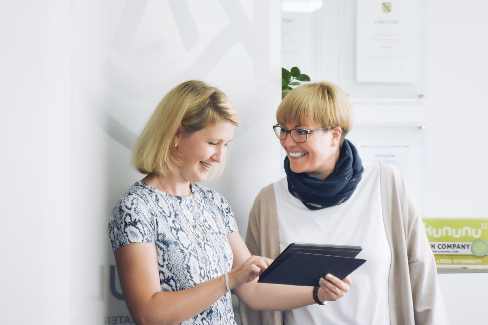 Jobs bei der Steuerberatung kalkül, zwei Kolleginnen unterhalten sich